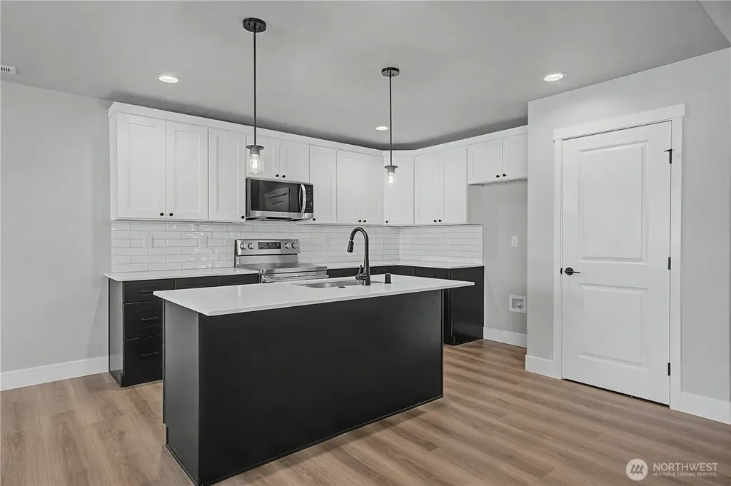 523 N Lessor Loop Moses Lake WA 98837