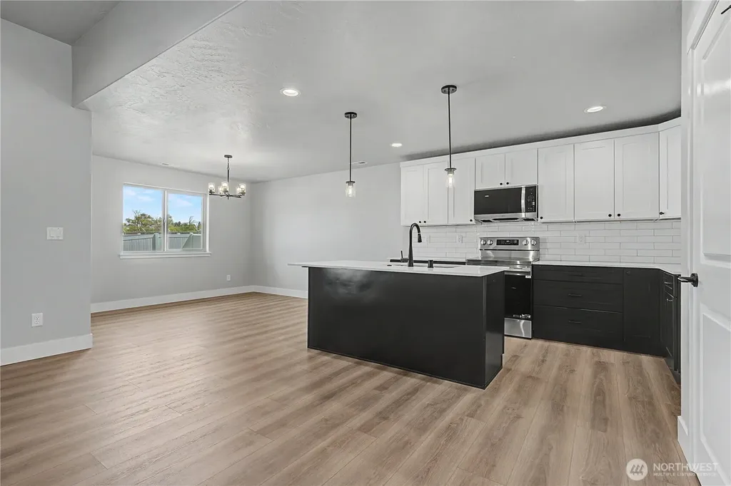 523 N Lessor Loop Moses Lake WA 98837