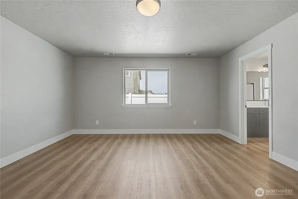 523 N Lessor Loop Moses Lake WA 98837