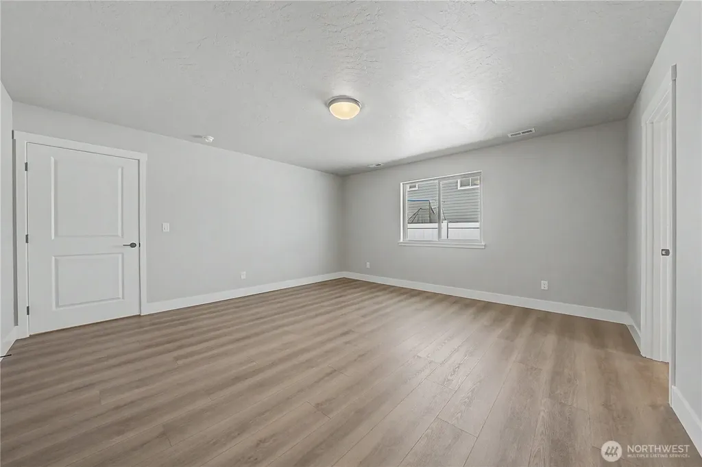 523 N Lessor Loop Moses Lake WA 98837