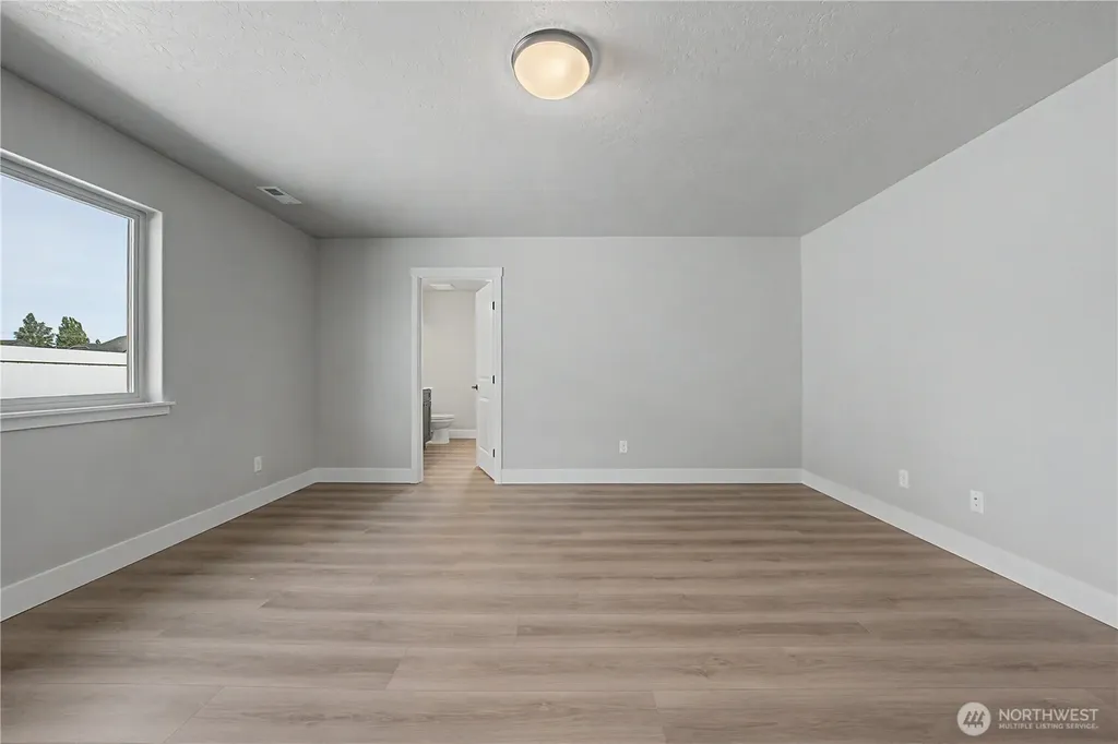 523 N Lessor Loop Moses Lake WA 98837