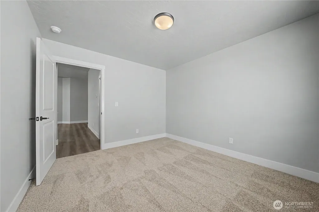 523 N Lessor Loop Moses Lake WA 98837