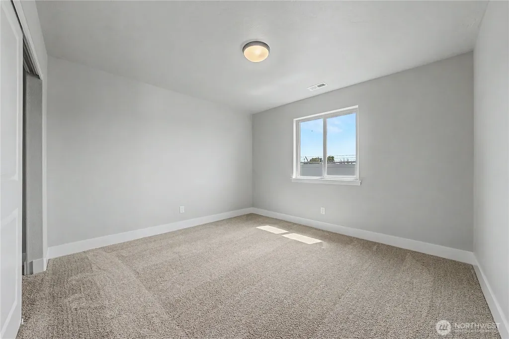 523 N Lessor Loop Moses Lake WA 98837