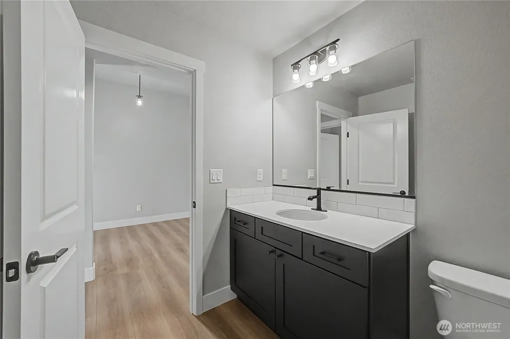 523 N Lessor Loop Moses Lake WA 98837