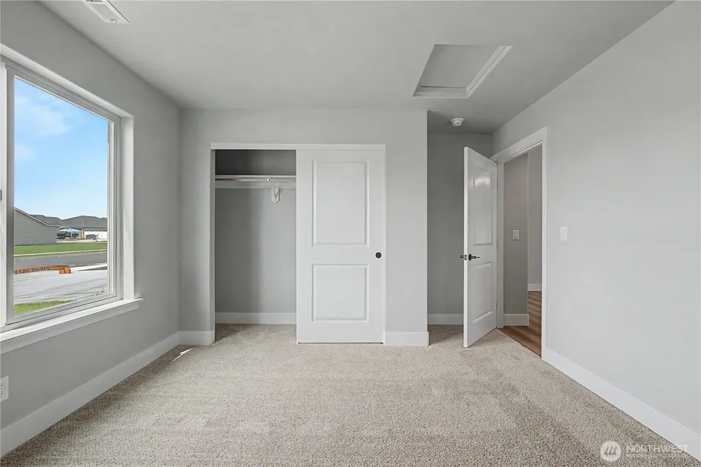523 N Lessor Loop Moses Lake WA 98837