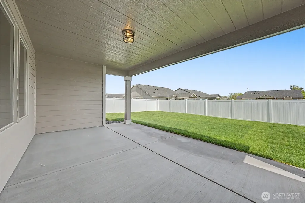 523 N Lessor Loop Moses Lake WA 98837