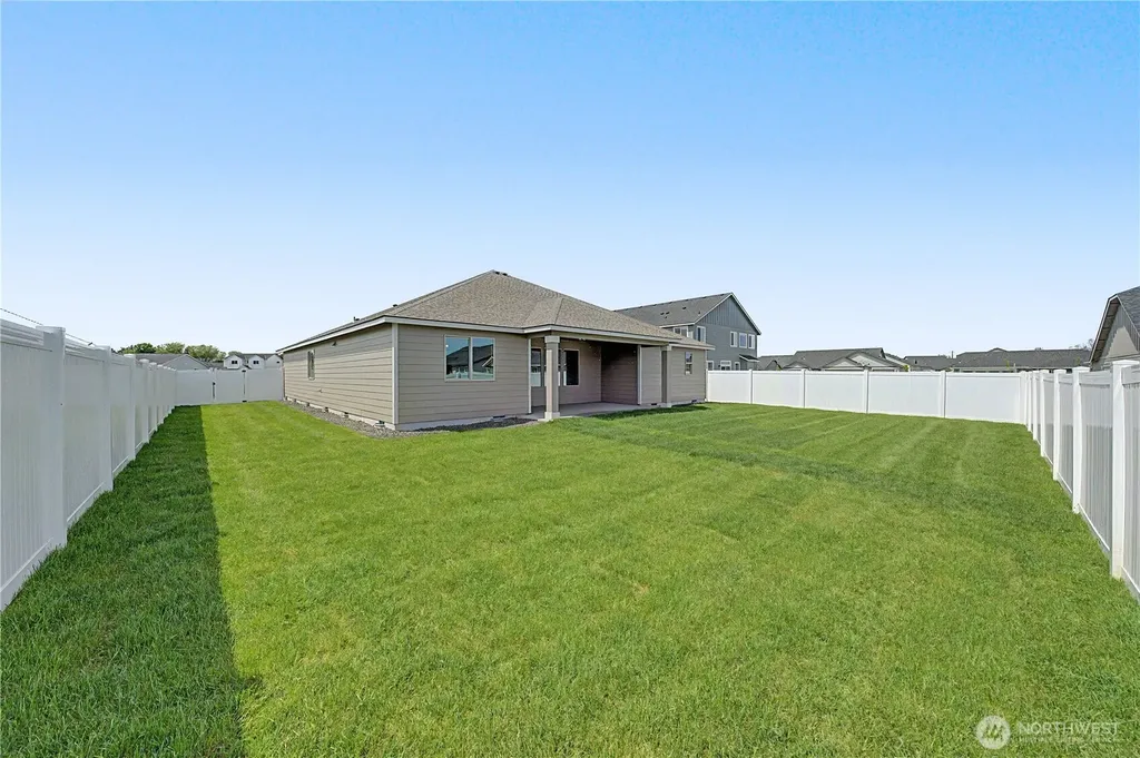 523 N Lessor Loop Moses Lake WA 98837