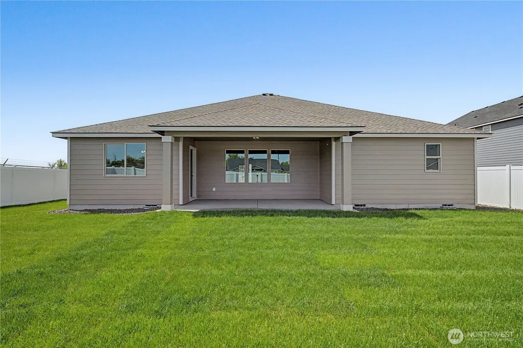 523 N Lessor Loop Moses Lake WA 98837