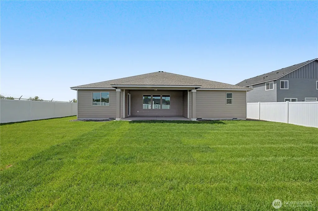 523 N Lessor Loop Moses Lake WA 98837