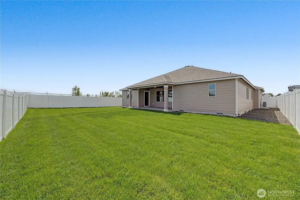 523 N Lessor Loop Moses Lake WA 98837
