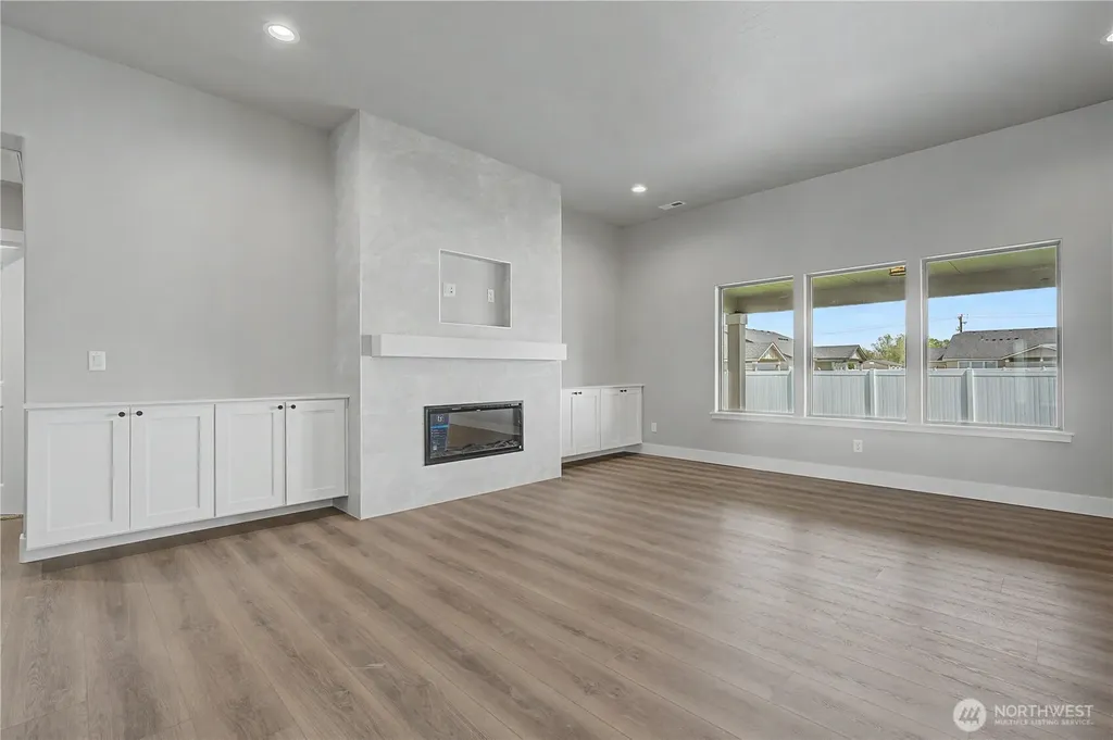 523 N Lessor Loop Moses Lake WA 98837