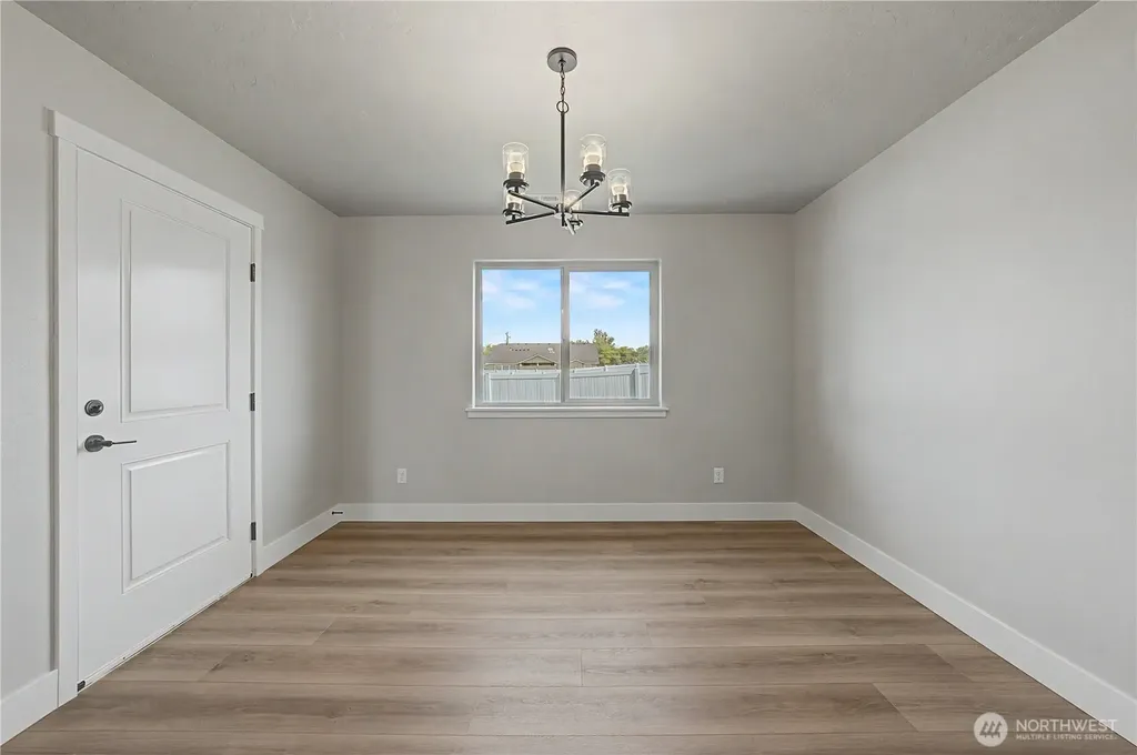 523 N Lessor Loop Moses Lake WA 98837