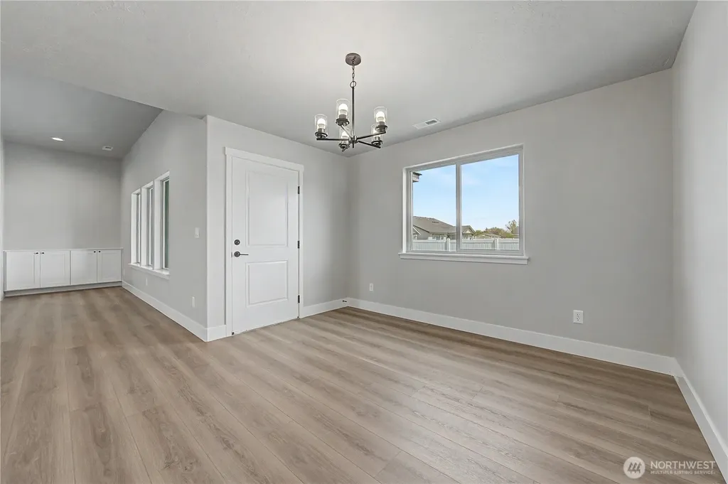 523 N Lessor Loop Moses Lake WA 98837