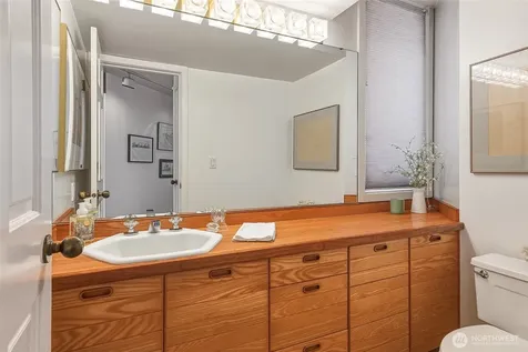 10 E Roanoke Street Seattle WA 98102