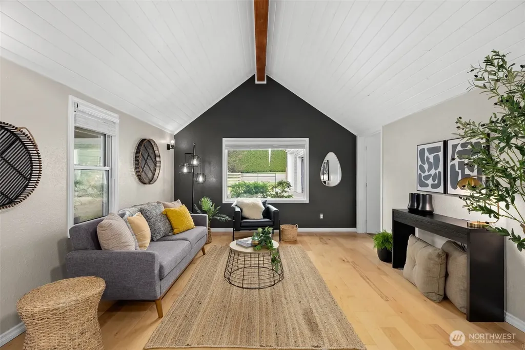 6096 E Collins Road Port Orchard WA 98366
