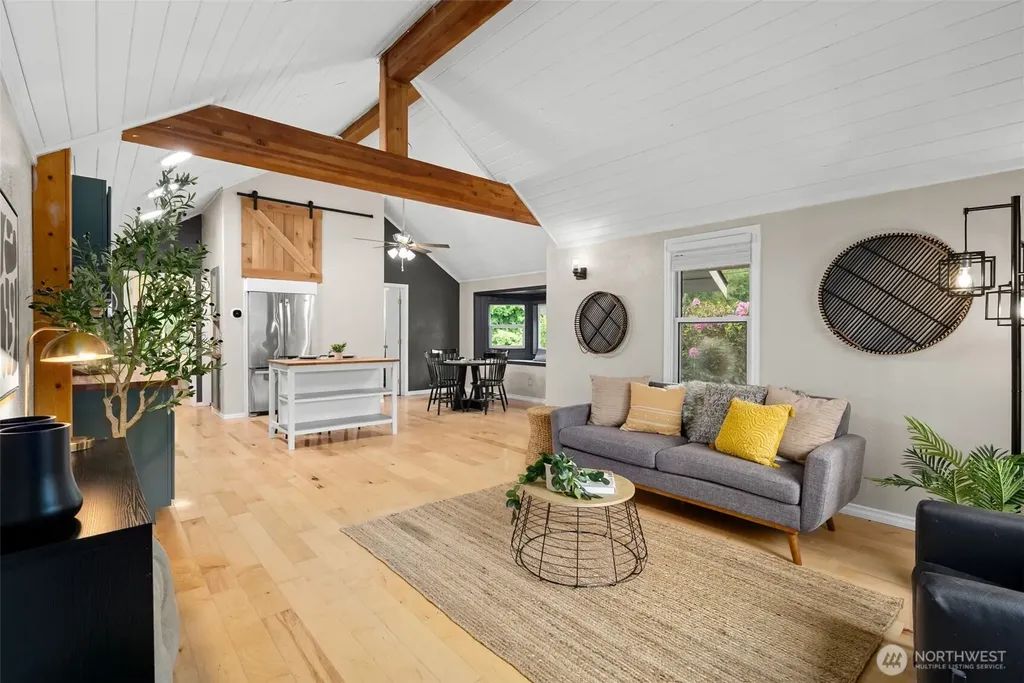 6096 E Collins Road Port Orchard WA 98366
