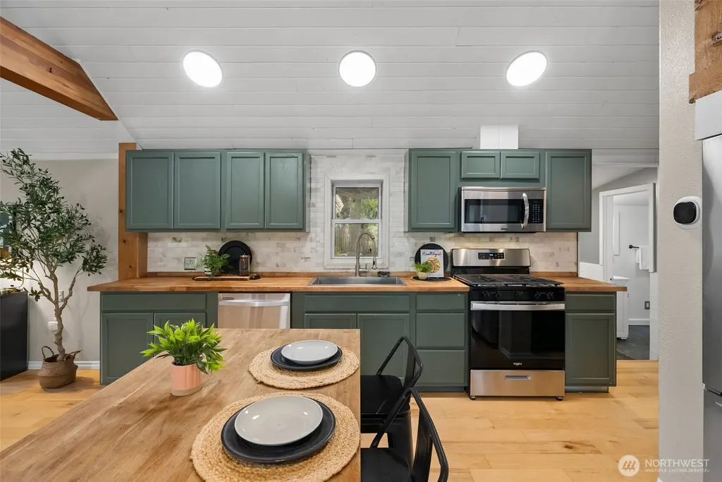 6096 E Collins Road Port Orchard WA 98366