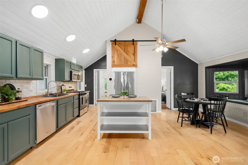 6096 E Collins Road Port Orchard WA 98366