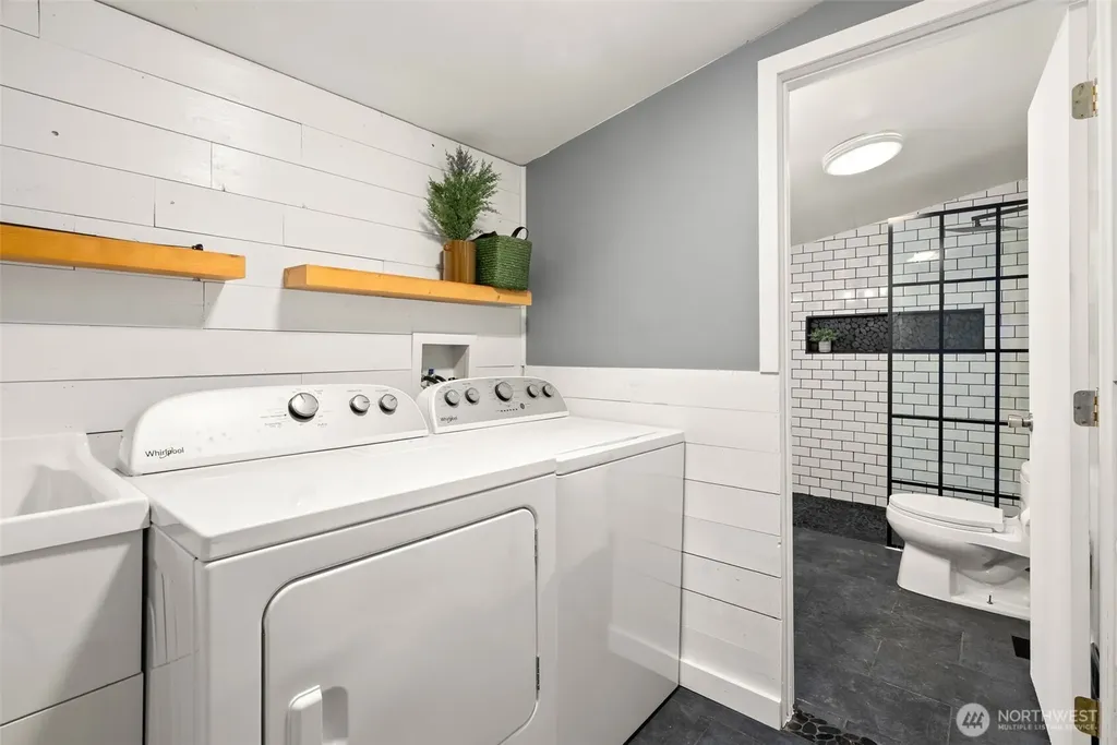 6096 E Collins Road Port Orchard WA 98366