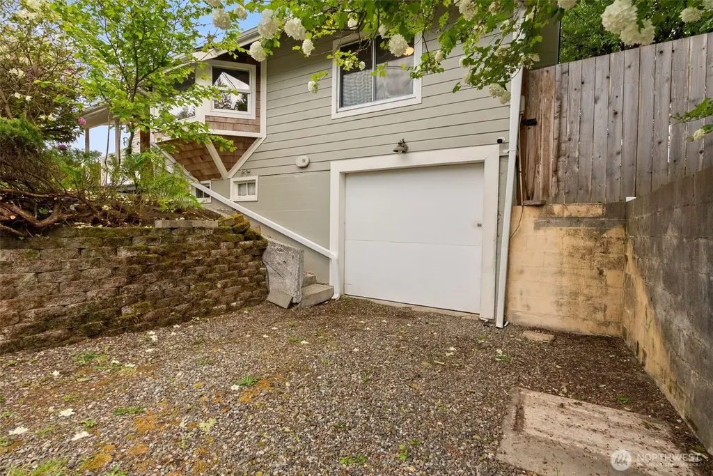 6096 E Collins Road Port Orchard WA 98366
