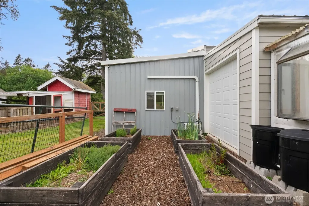 6096 E Collins Road Port Orchard WA 98366