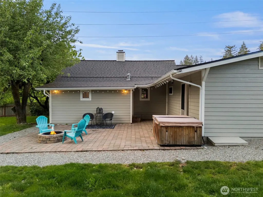6096 E Collins Road Port Orchard WA 98366