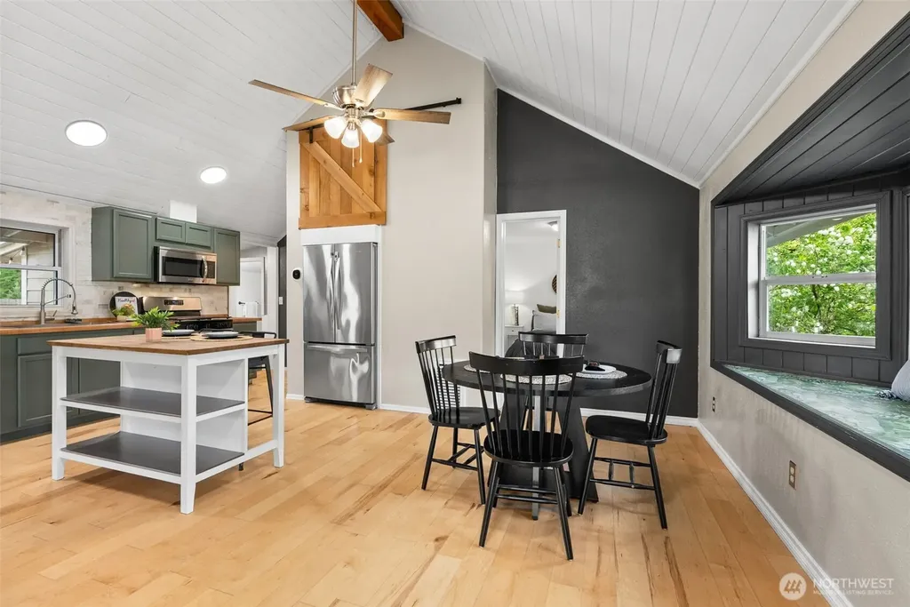 6096 E Collins Road Port Orchard WA 98366