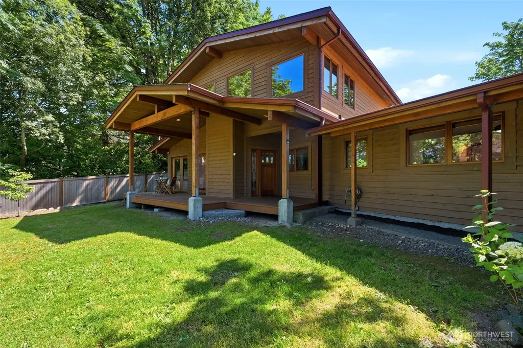19946 47th Avenue NE Lake Forest Park WA 98155