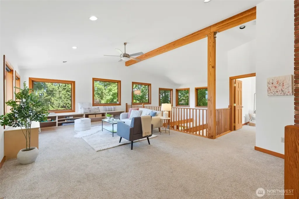 19946 47th Avenue NE Lake Forest Park WA 98155