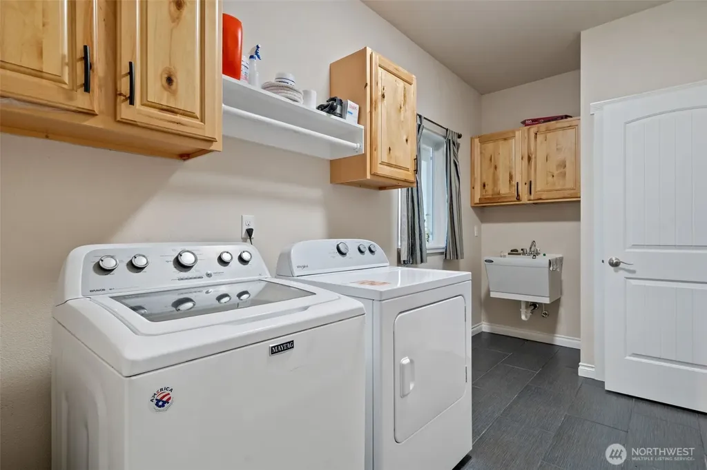 300 E Hillside Drive Belfair WA 98528