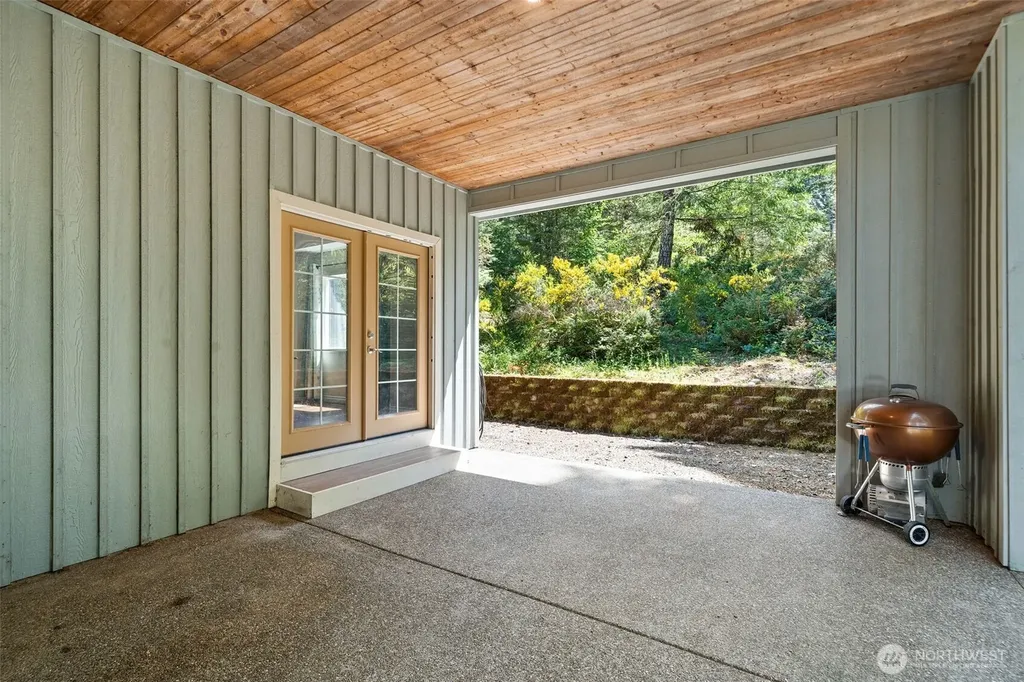 300 E Hillside Drive Belfair WA 98528