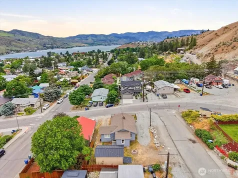 608 N Bradley Street Chelan WA 98816