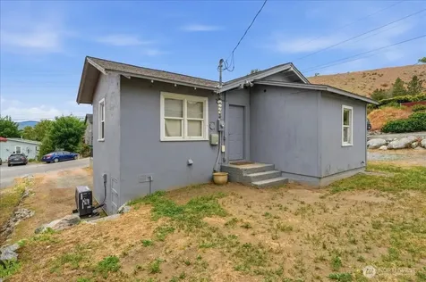 608 N Bradley Street Chelan WA 98816