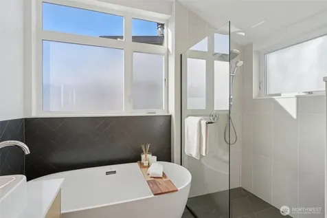 515 Howe Seattle WA 98109
