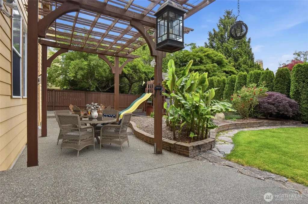 1948 Lighthouse Lane NE Tacoma WA 98422