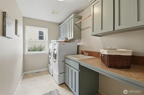 1948 Lighthouse Lane NE Tacoma WA 98422