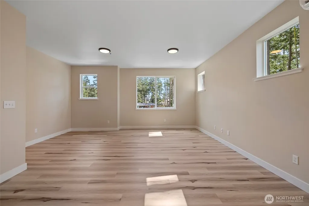 945 NW Heller Street Oak Harbor WA 98277
