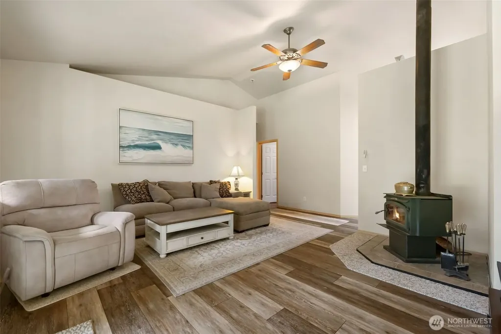 5056 SW Lake Helena Road Port Orchard WA 98367