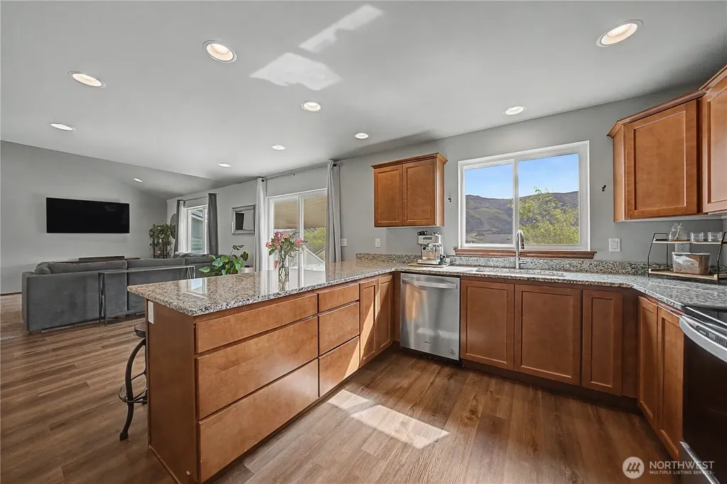116 George Loop Rock Island WA 98850