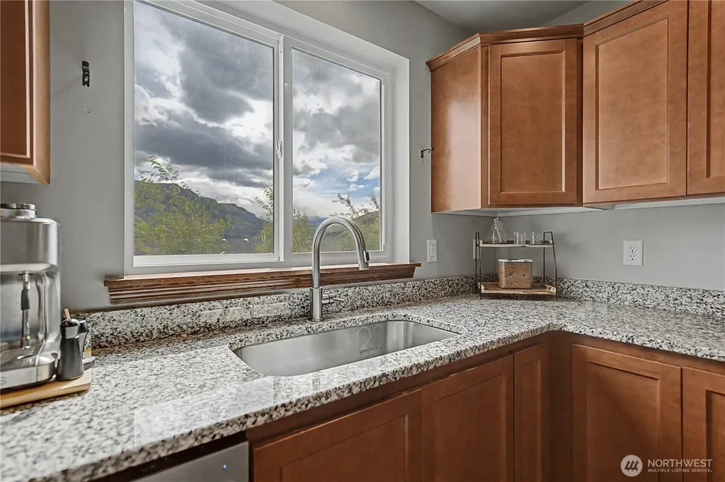 116 George Loop Rock Island WA 98850