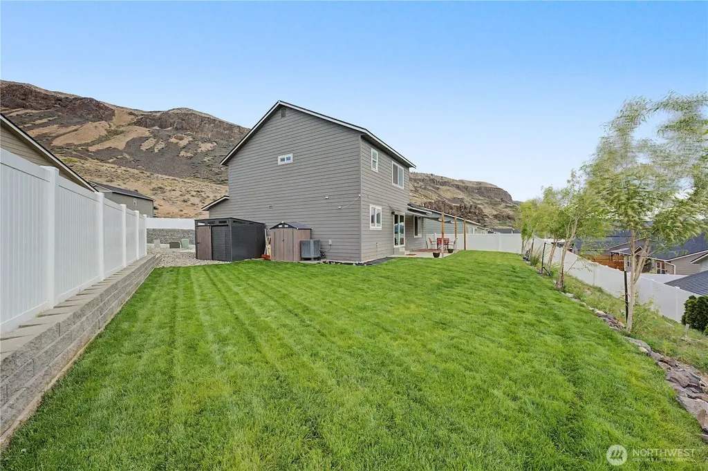 116 George Loop Rock Island WA 98850