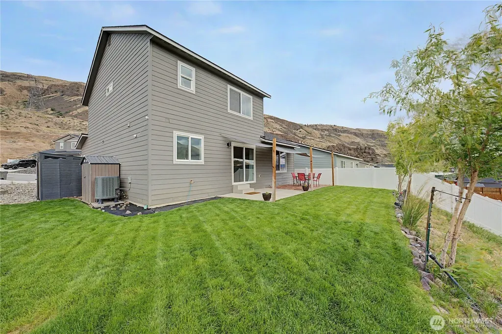 116 George Loop Rock Island WA 98850