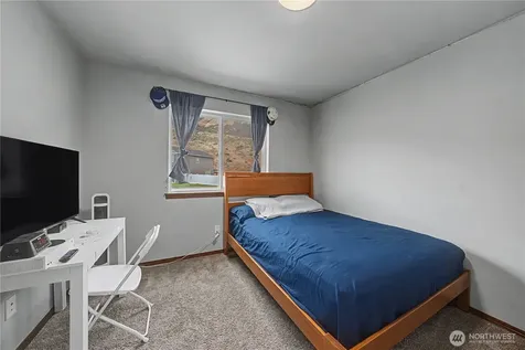 116 George Loop Rock Island WA 98850