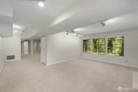 5221 Somerset Drive SE Bellevue WA 98006