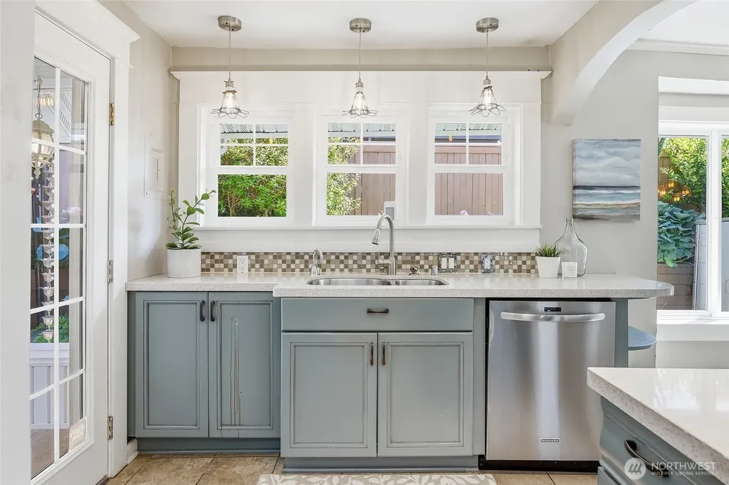 1528 1st Avenue W Seattle WA 98119