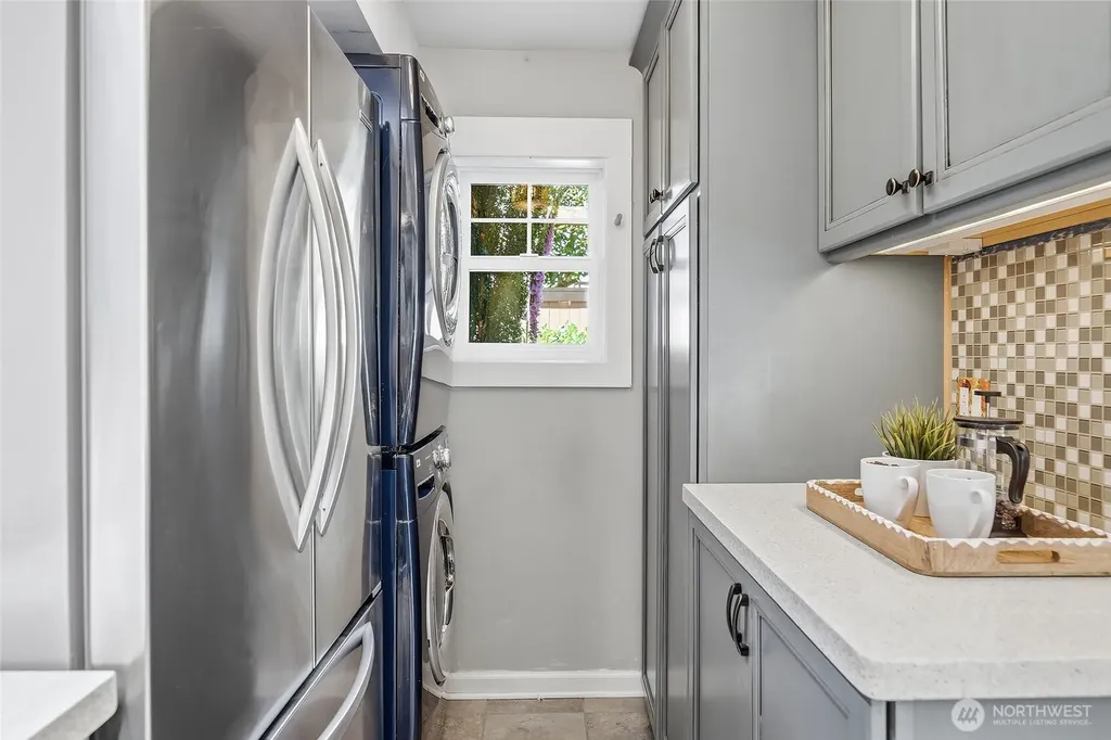 1528 1st Avenue W Seattle WA 98119