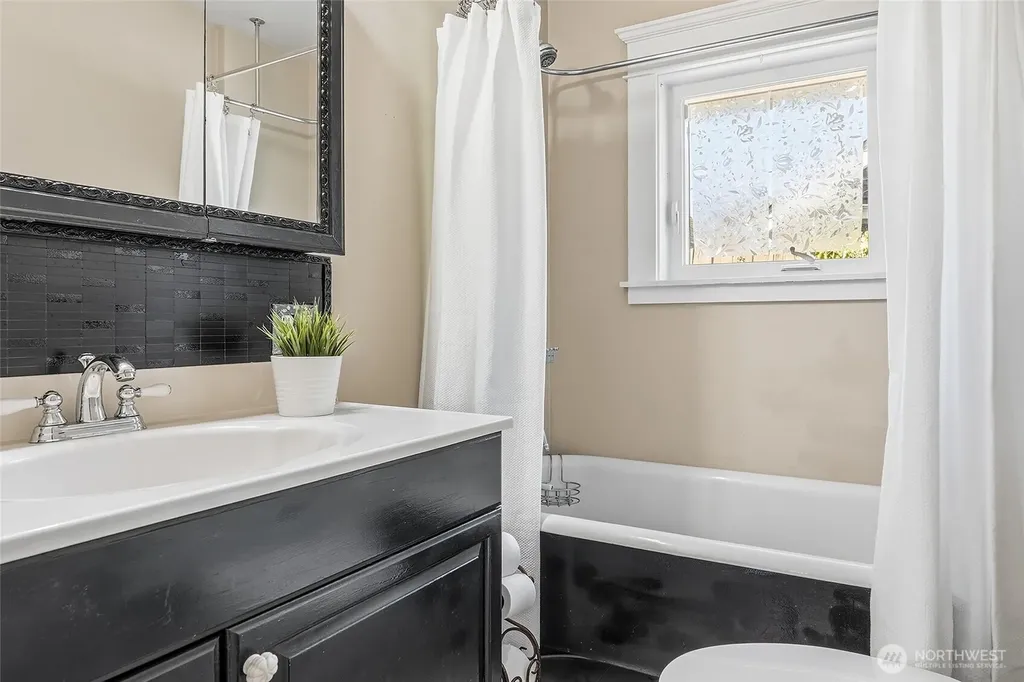 1528 1st Avenue W Seattle WA 98119