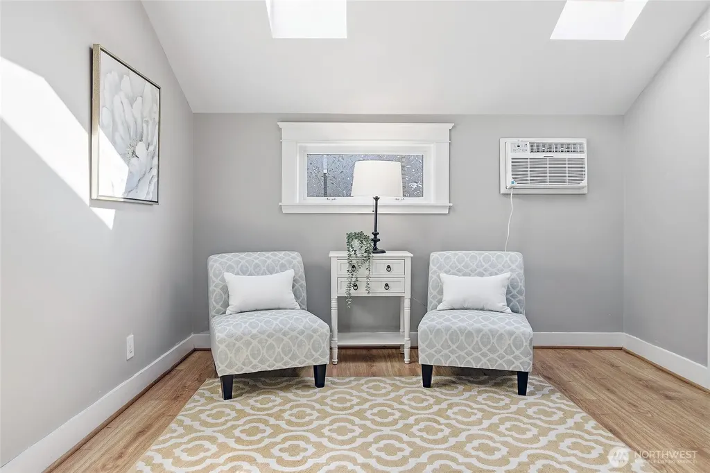 1528 1st Avenue W Seattle WA 98119