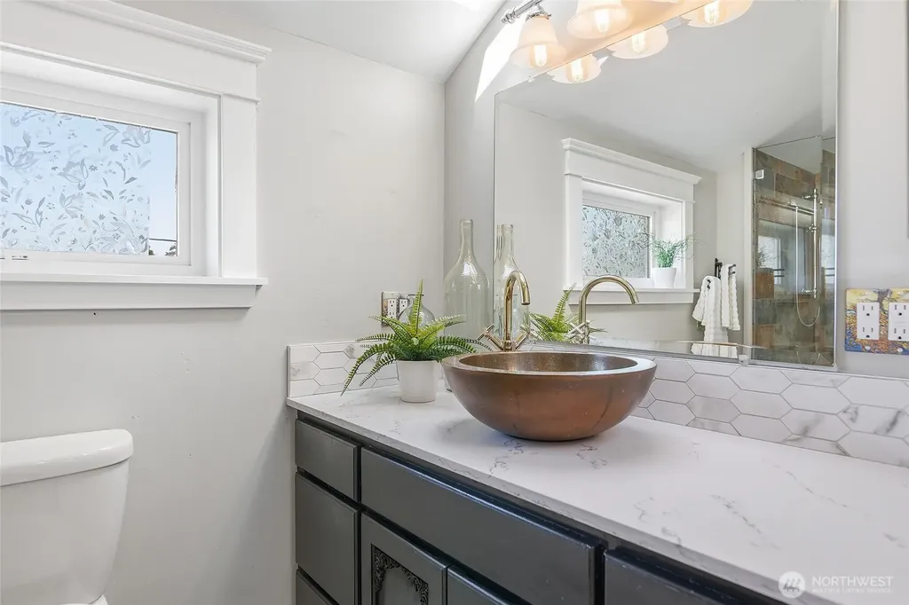 1528 1st Avenue W Seattle WA 98119
