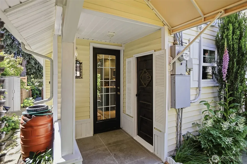 1528 1st Avenue W Seattle WA 98119
